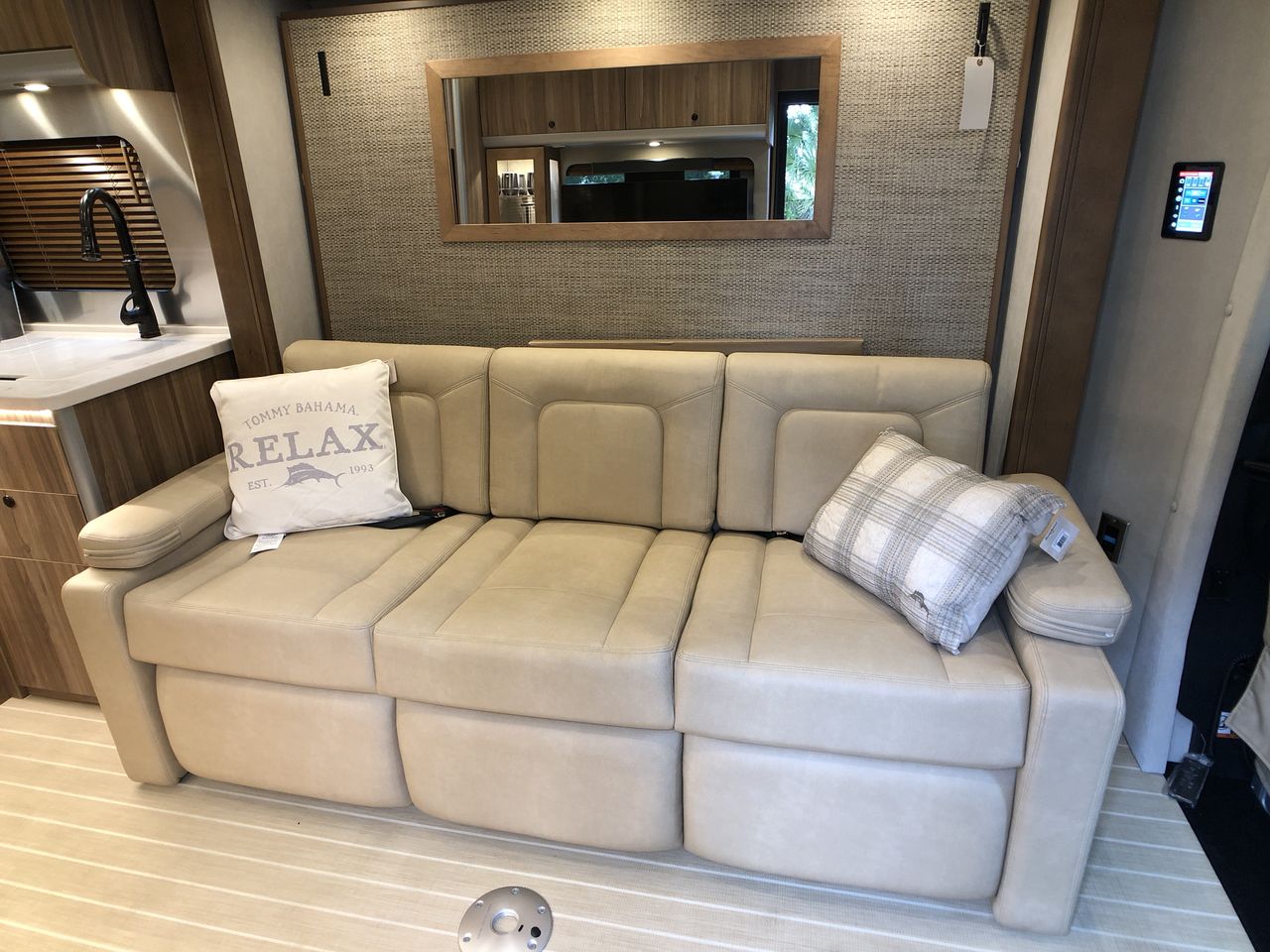 2025 Airstream TOMMY BAHAMA Base