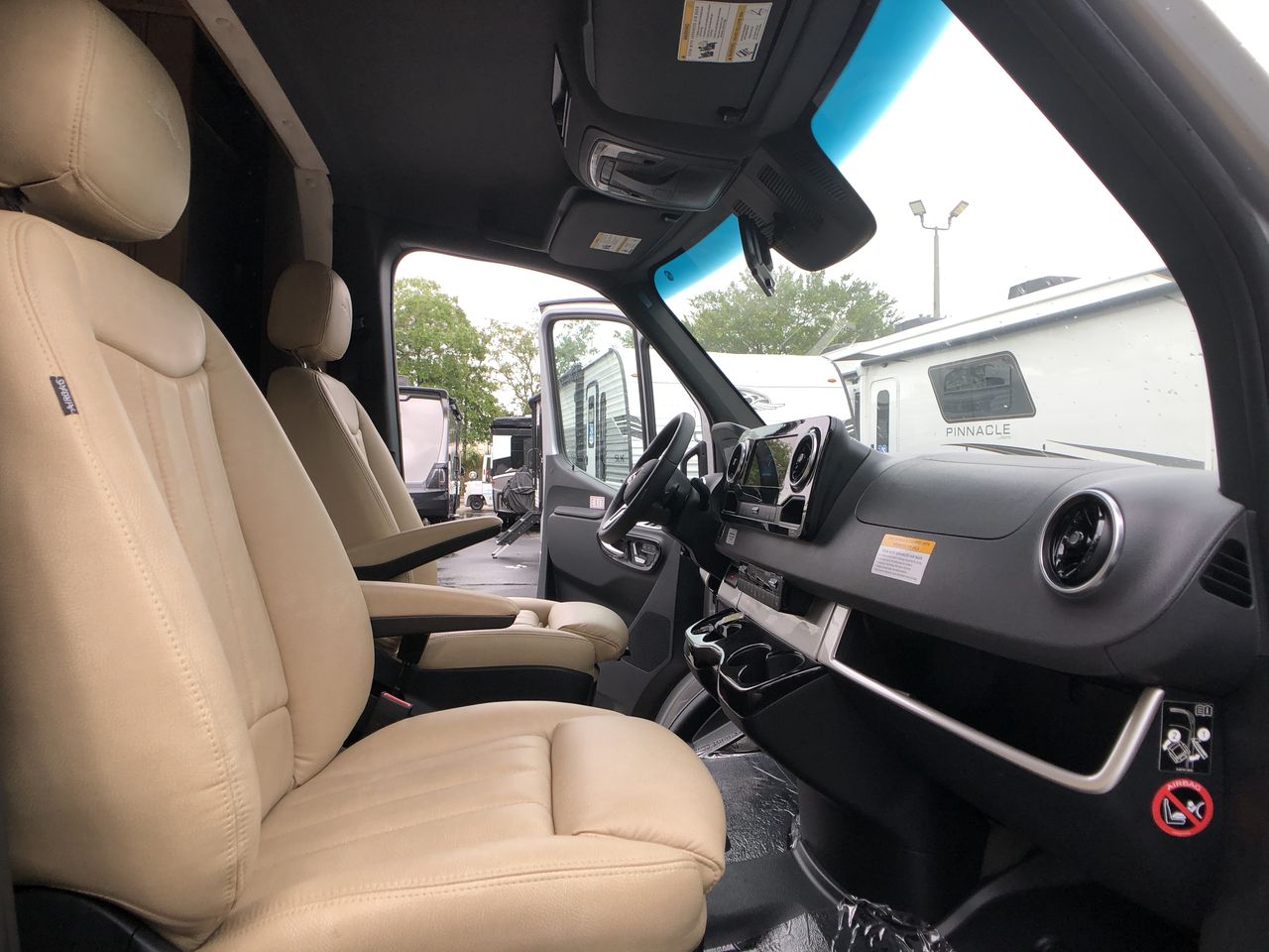 2025 Airstream TOMMY BAHAMA Base