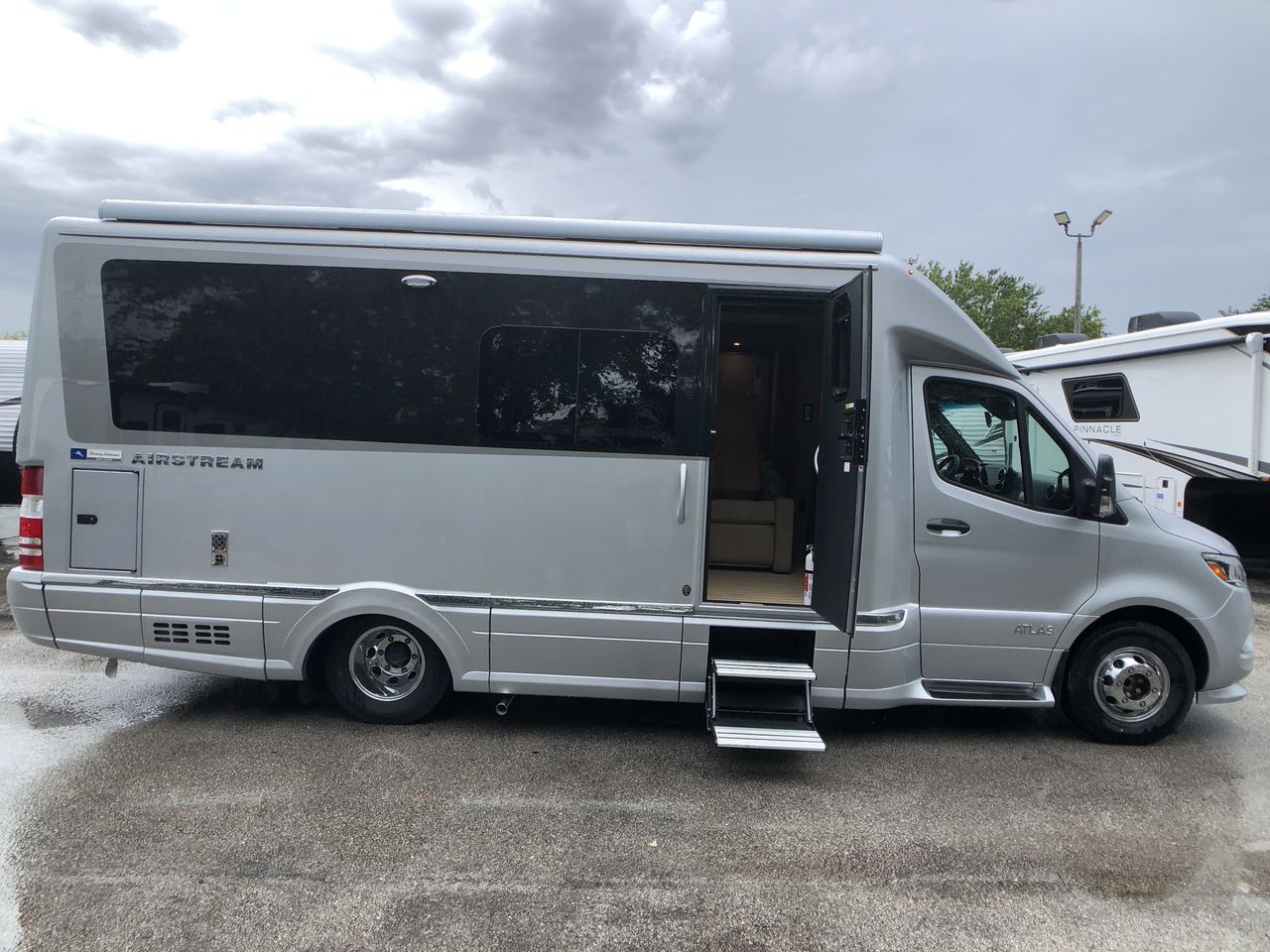 2025 Airstream TOMMY BAHAMA Base