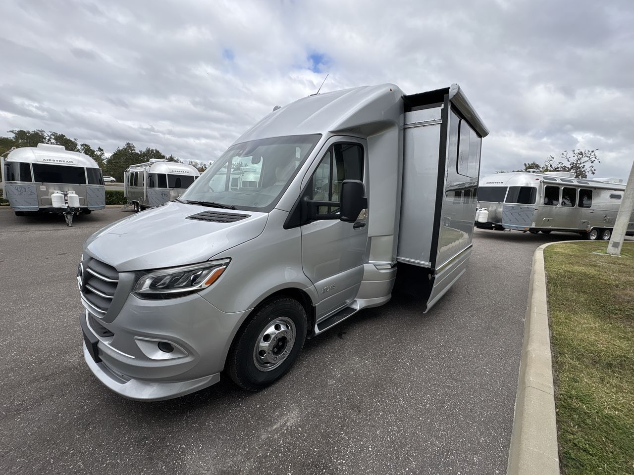 2025 Airstream MURPHY SUITE Base