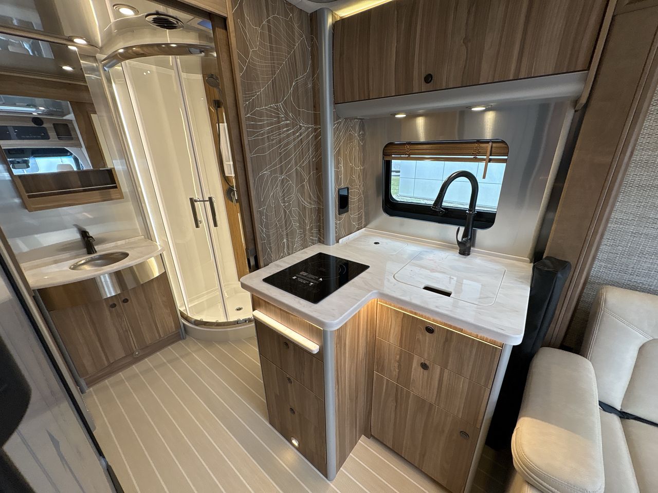 2025 Airstream MURPHY SUITE Base