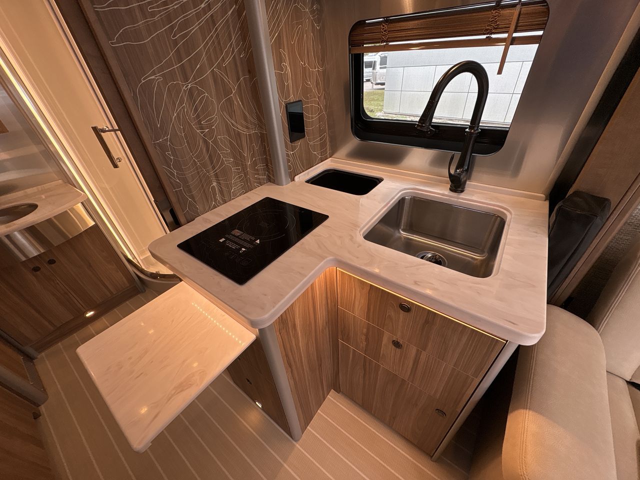 2025 Airstream MURPHY SUITE Base