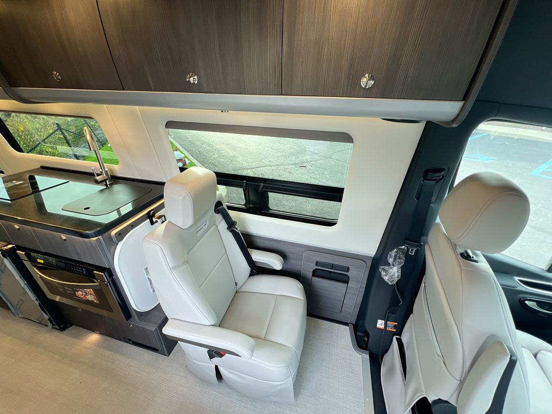 2026 Airstream 24GL 4x2 Passenger Base