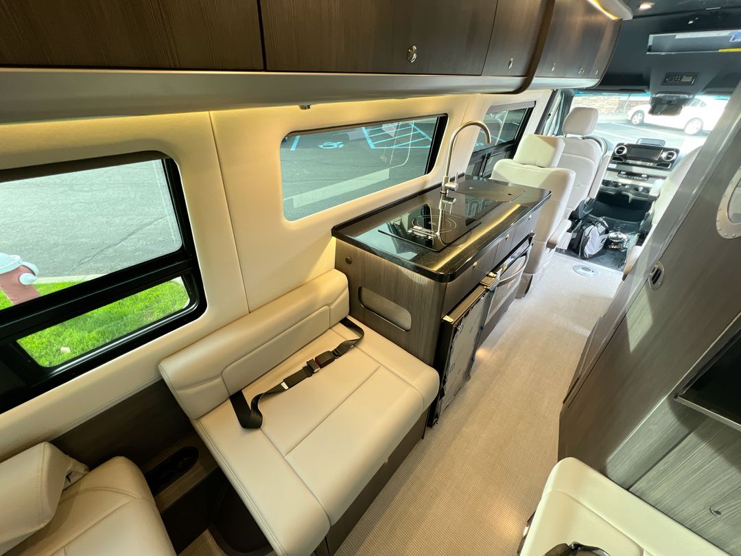 2026 Airstream 24GL 4x2 Passenger Base